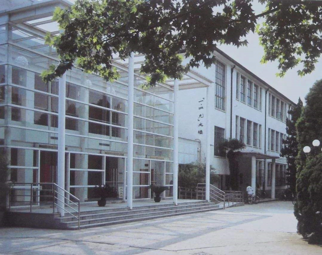 05-2001年在保留原设计结构的同时进行了修缮 05-2001年在保留原设计结构的同时进行了修缮