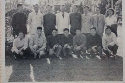 18-1956年6月,道路教研室教师与苏联专家诺西奇合影 18-1956年6月,道路教研室教师与苏联专家诺西奇合影