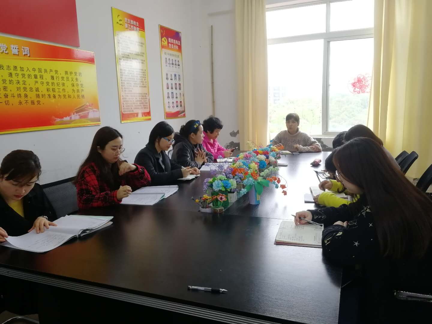 戴彩云在青少年教育系党支部宣讲全国“两会”精神.jpg