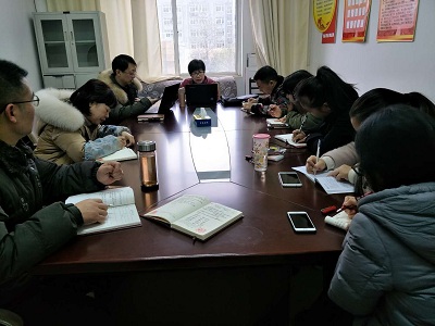 5 刘英为思政部党支部上党课.jpg