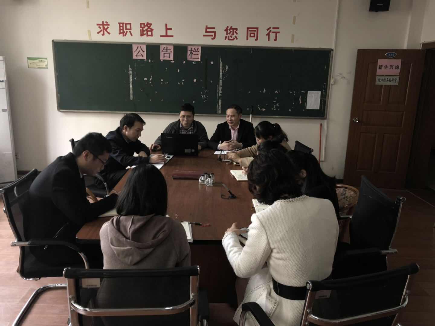 缪长福在机关第一党支部宣讲全国“两会”精神.jpg
