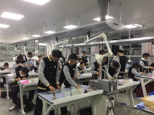 控江中学的化学实验室 控江中学的化学实验室