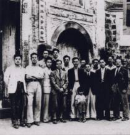 30-1943年,土木系毕业生和老师在东岳庙门前合影 30-1943年,土木系毕业生和老师在东岳庙门前合影