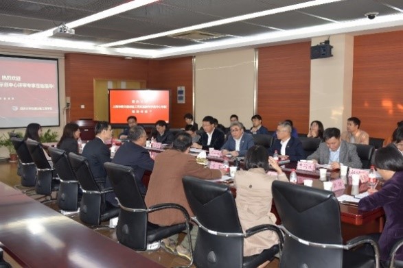 专家组在交通运输工程实验教学中心听取汇报 专家组在交通运输工程实验教学中心听取汇报